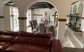 Safari Apartments -Beautiful 3 Bedrooms, 10-Seater Dining , Tv Room & Garden